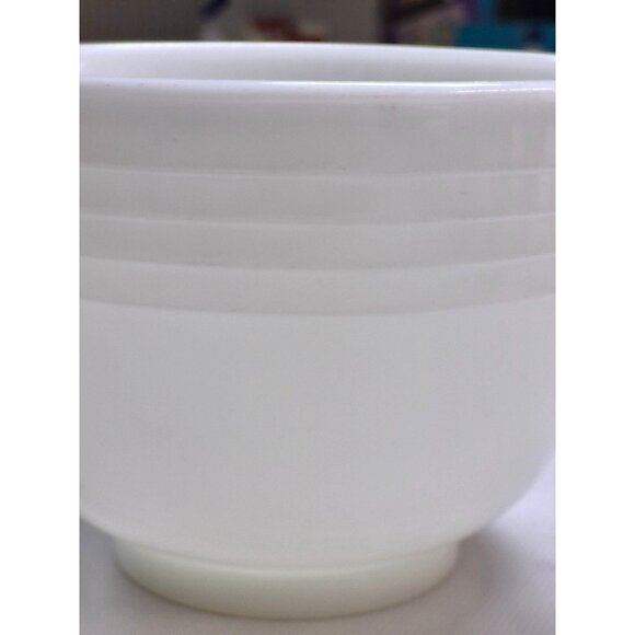 Pyrex Ribbed Mixing Bowl #37 with Spout White Milk Glass - Picture 5 of 8